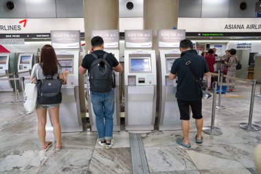 self-servis check-in kiosks