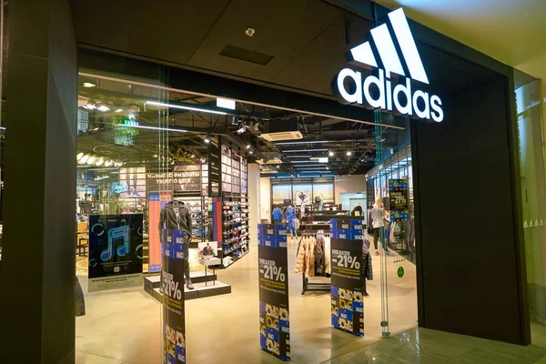 Магазин Adidas — стоковое фото