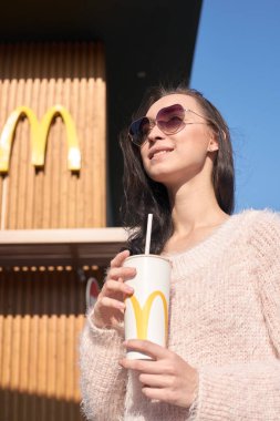 McDonalds 'daki kadın.