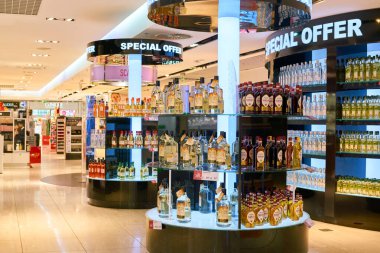 Varşova, Polonya - Kasım 2017: Varşova Chopin Havaalanı 'ndaki Aelia Duty mağazasında alkol sergileniyor.