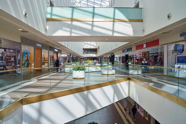 Saint Petersburg, Rusya - Mayıs 2018: Galeria alışveriş merkezinin içi.
