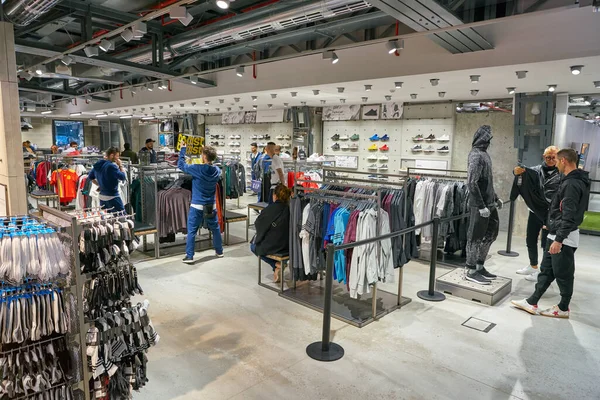 Adidas магазин — стокове фото