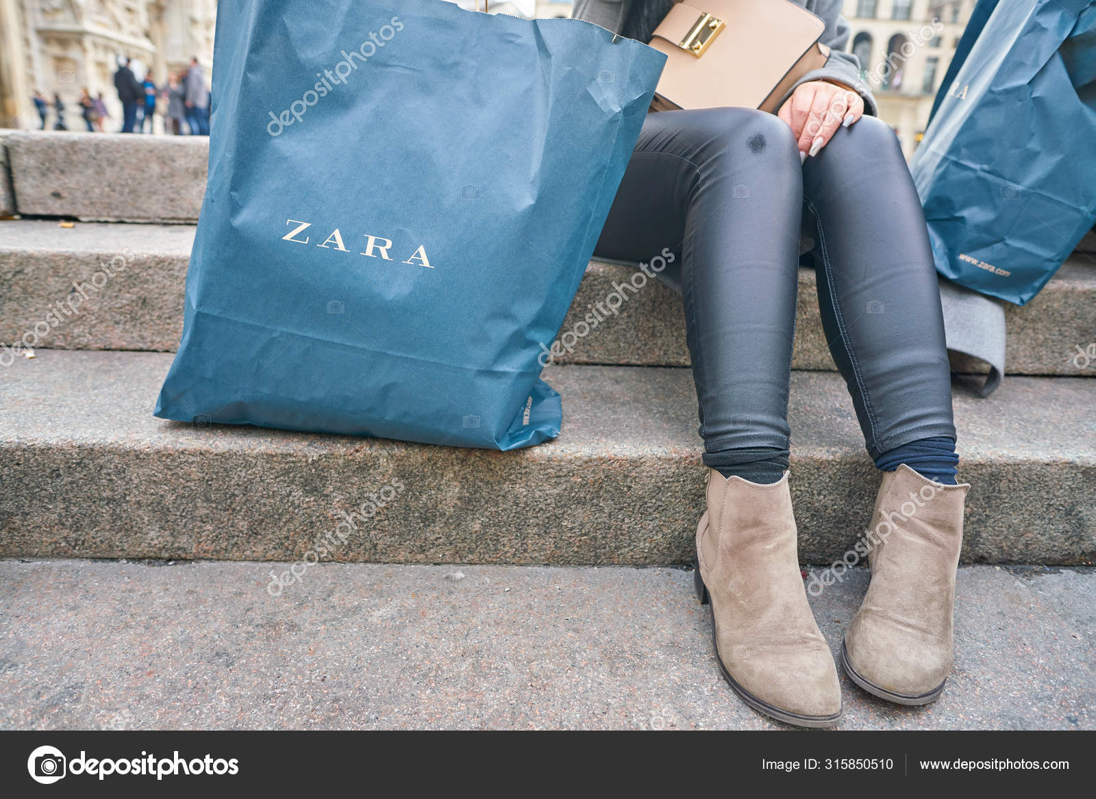 Mujer con una bolsa de compras de marca Zara . Foto editorial de stock © teamtime