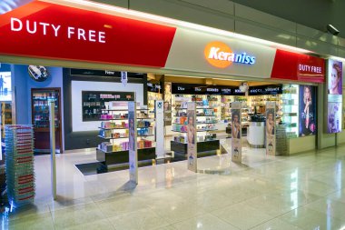 Varşova, Polonya - Kasım 2017: Varşova Chopin Havaalanı 'nda Duty Free mağazası.