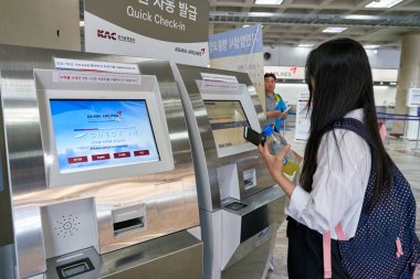 self-servis check-in kiosks