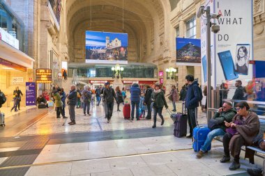 bebé esperando embarazo joven alegreMilano centrale Tren İstasyonu'na
