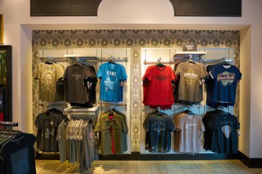 Roma, İtalya - Kasım 2017: Roma 'daki Rock Shop' un iç çekimi. 