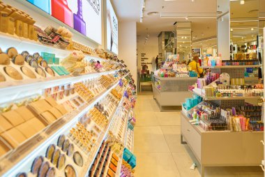 Roma, İtalya - Kasım 2017: Roma 'daki bir mağazada kozmetik ürünleri sergileniyor