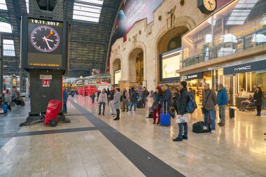 bebé esperando embarazo joven alegreMilano centrale Tren İstasyonu'na