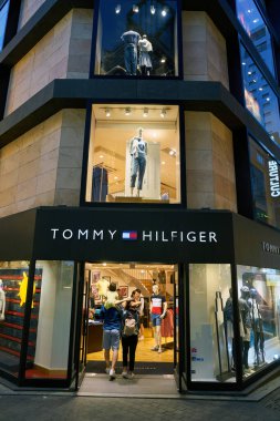 Tommy Hilfiger mağaza önü