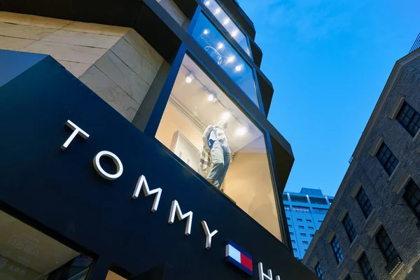 Tommy Hilfiger áruház előtt — Stock Fotó