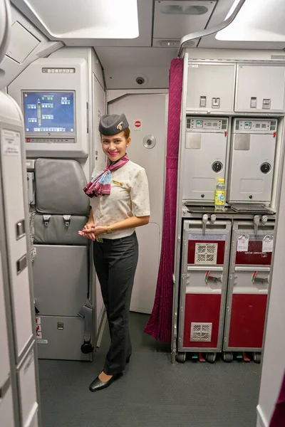 Doha Qatar Mai 2017 Qatar Airways Crew Member Board Airbus — Stockfoto