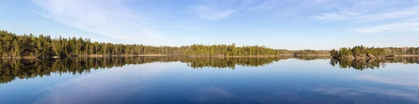 一个森林湖的全景在一个阳光的 — 图库照片