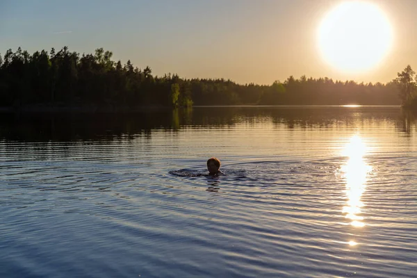 Femme Nage Dans Lac Forestier Coucher Soleil — Photo