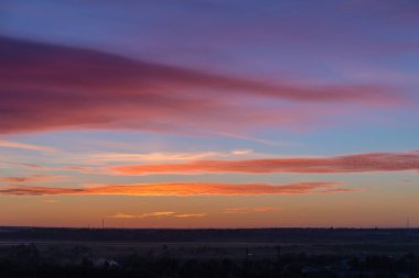 gün batımında ufukta ile kırmızı bulutlar manzara