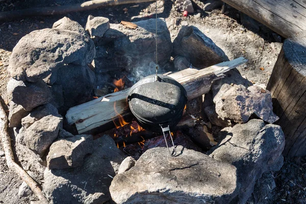 Bollitore Campo Pende Sopra Fuoco Nel Focolare Pietra — Foto Stock