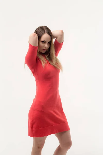 Porträt Eines Schlanken Mädchens Einem Roten Kleid — Stockfoto