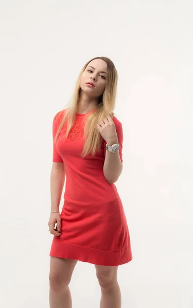 Retrato Uma Menina Esbelta Vestido Vermelho — Fotografia de Stock