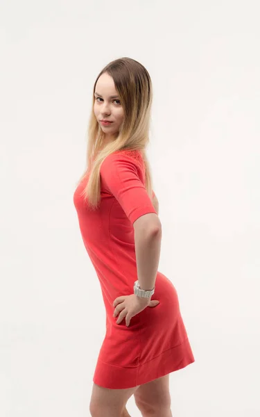 Porträt Eines Schlanken Mädchens Einem Roten Kleid — Stockfoto