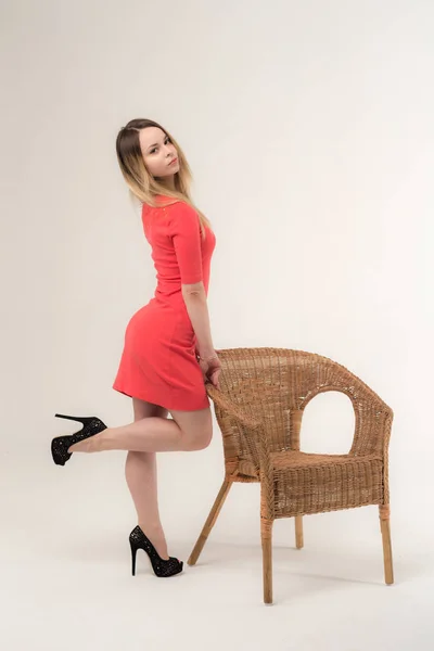 Szczupła Dziewczyna Czerwonej Sukience Fotelem — Zdjęcie stockowe