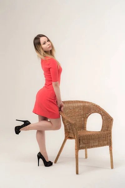 Fille Mince Dans Une Robe Rouge Avec Fauteuil — Photo