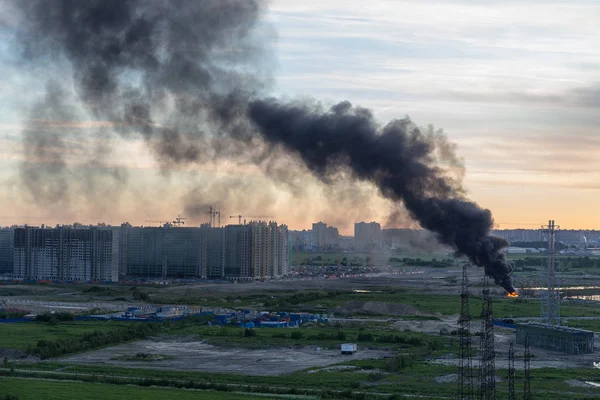 都市の破片の燃焼から黒煙 — ストック写真