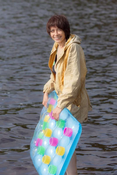 Portrait Une Femme Avec Matelas Gonflable Bord Eau — Photo