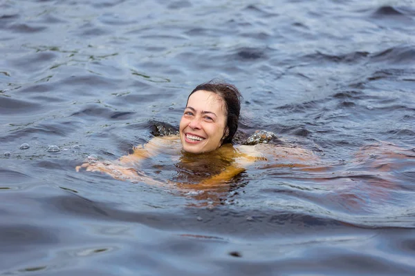 Donna Allegra Nuotare Nel Lago Acqua Blu — Foto Stock