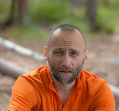 bir turuncu gömlekli bir adam portresi