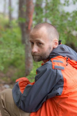 ormanda bir ceket bir adam portresi