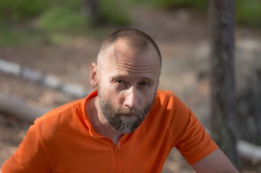 bir turuncu gömlekli bir adam portresi