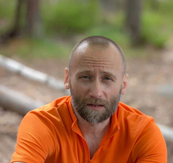 Porträtt Man Orange Skjorta — Stockfoto
