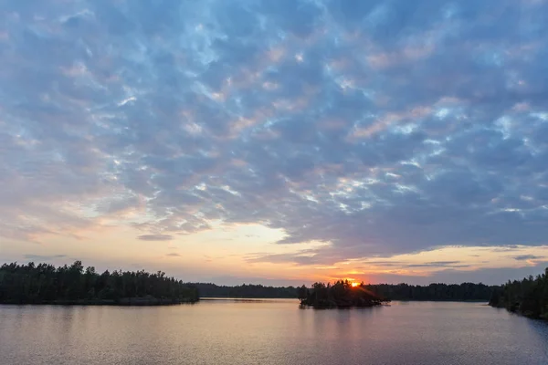 Драматический Закат Летом Лесном Озере — стоковое фото