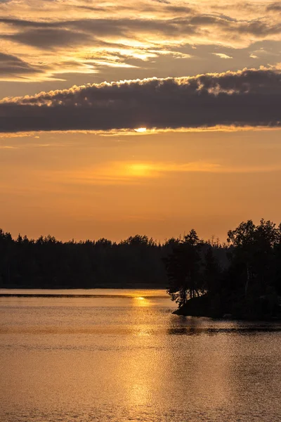 Bir Orman Gölü Yaz Aylarında Dramatik Günbatımı — Stok fotoğraf