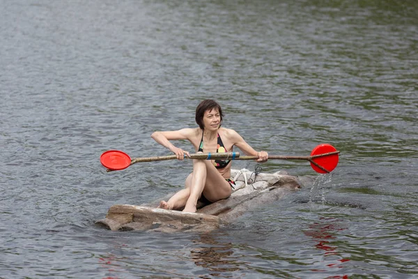 Portrait Woman Paddle Wooden Raft — Stock Photo, Image