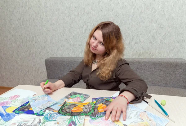 Onun Çizimleri Ile Masada Bir Kız Portresi — Stok fotoğraf