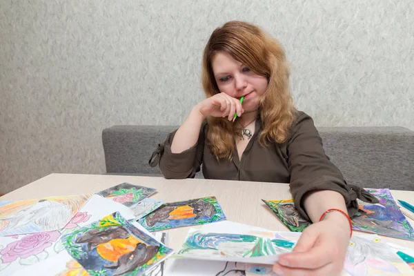 Portret Van Een Meisje Aan Tafel Met Haar Tekeningen — Stockfoto