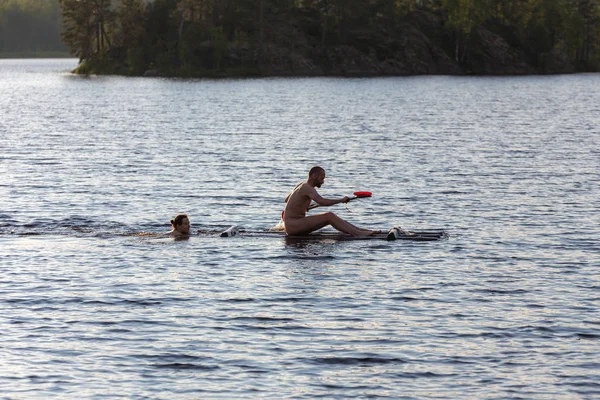 Nadando Mujer Empuja Una Balsa Con Hombre Lago — Foto de Stock