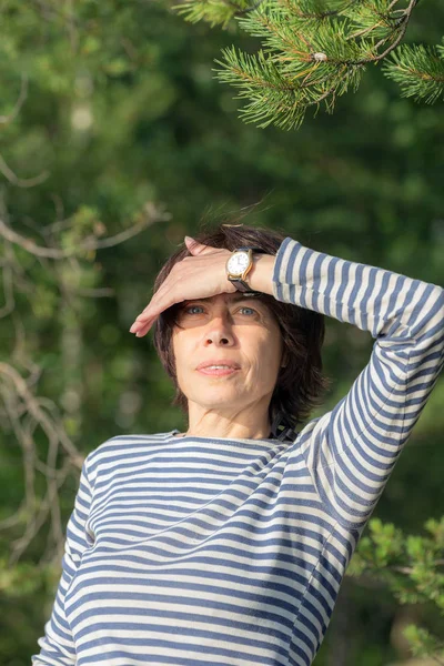 Retrato Una Mujer Bosque Verano — Foto de Stock