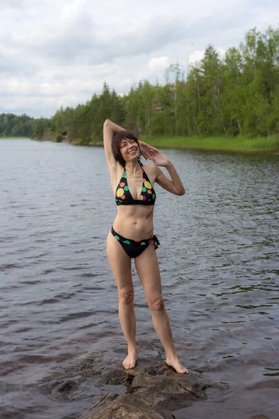 Mujer Delgada Bikini Orilla Lago Forestal —  Fotos de Stock