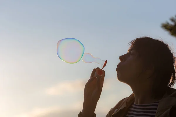 Retrato Una Mujer Soplando Burbujas Noche — Foto de Stock