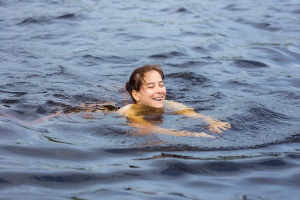 Portrét Veselé Ženy Plavání Vodě — Stock fotografie