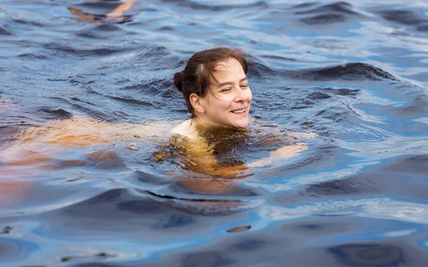 Retrato Una Mujer Alegre Nadando Agua —  Fotos de Stock
