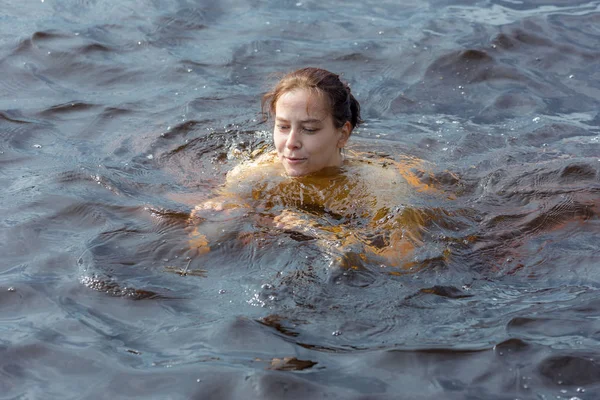 Portrét Ženy Jezerní Vody — Stock fotografie