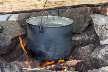 bir taş Ocak closeup bir ateşte su ısıtıcısı