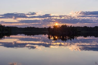 yansımaları ile orman gölde dramatik günbatımı