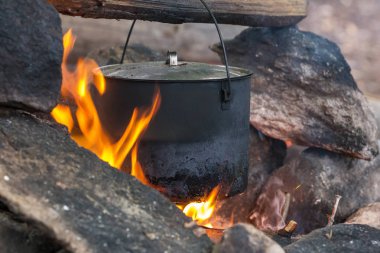 bir taş Ocak closeup bir ateşte su ısıtıcısı