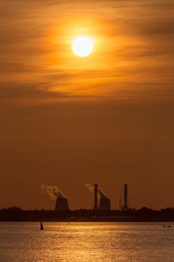 Bulutlar güneş batımında denize