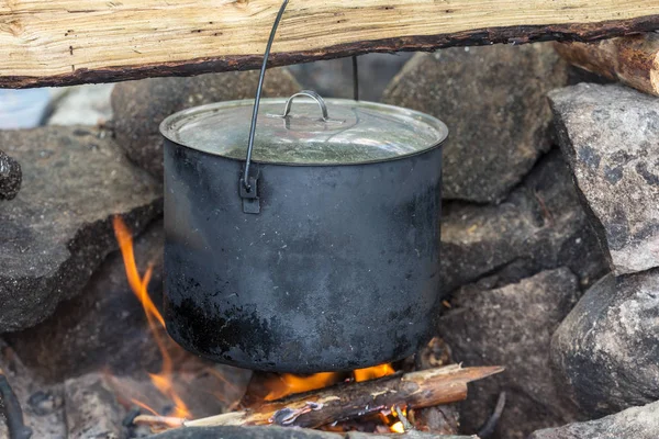 Wasserkocher Über Einem Feuer Einem Steinherd Nahaufnahme — Stockfoto