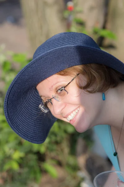 Bir Şapka Gözlük Güneşli Bir Günde Bir Kadın Portresi — Stok fotoğraf
